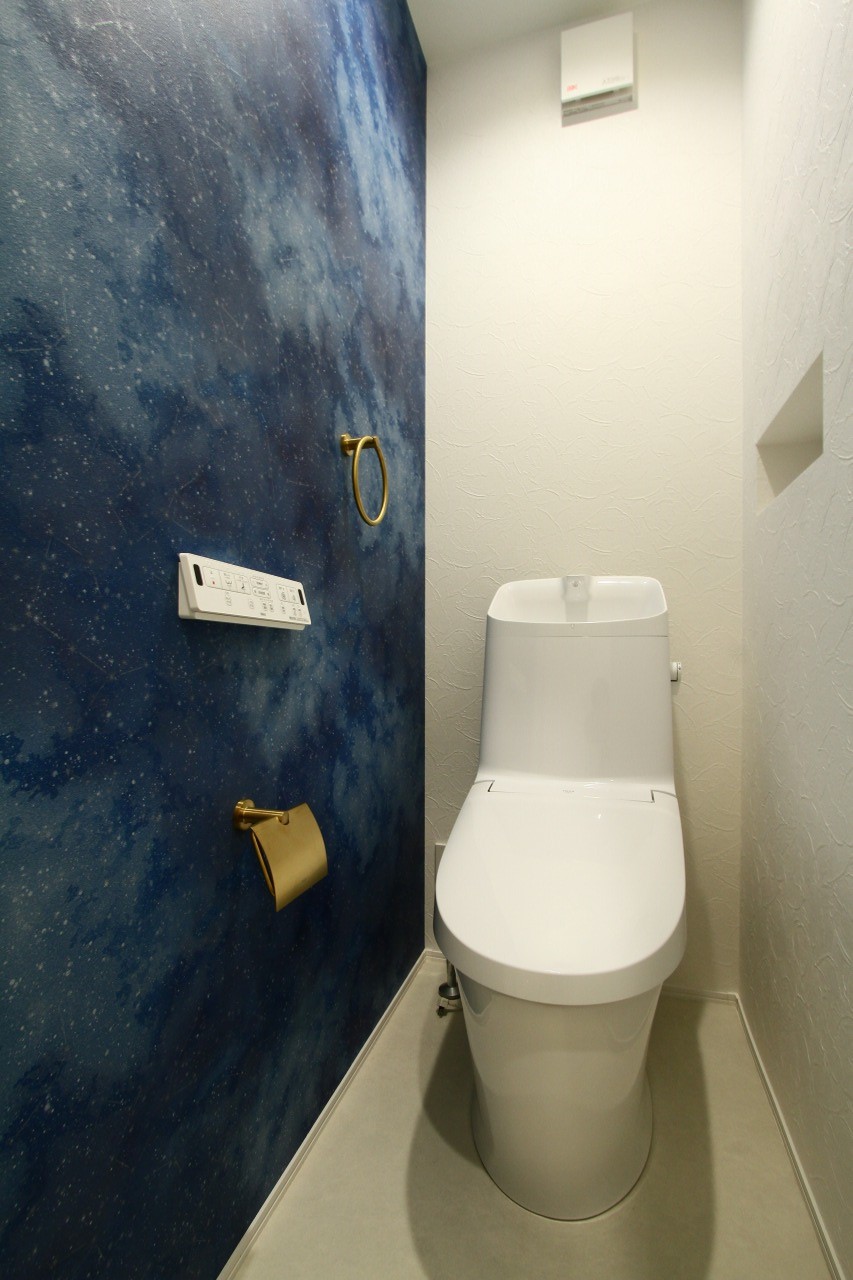 深いブルーが映える、上質なトイレスペース